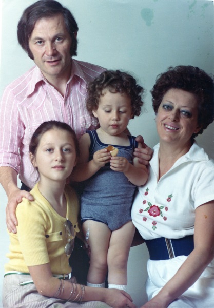 Ritratto di famiglia con biscotto 1975