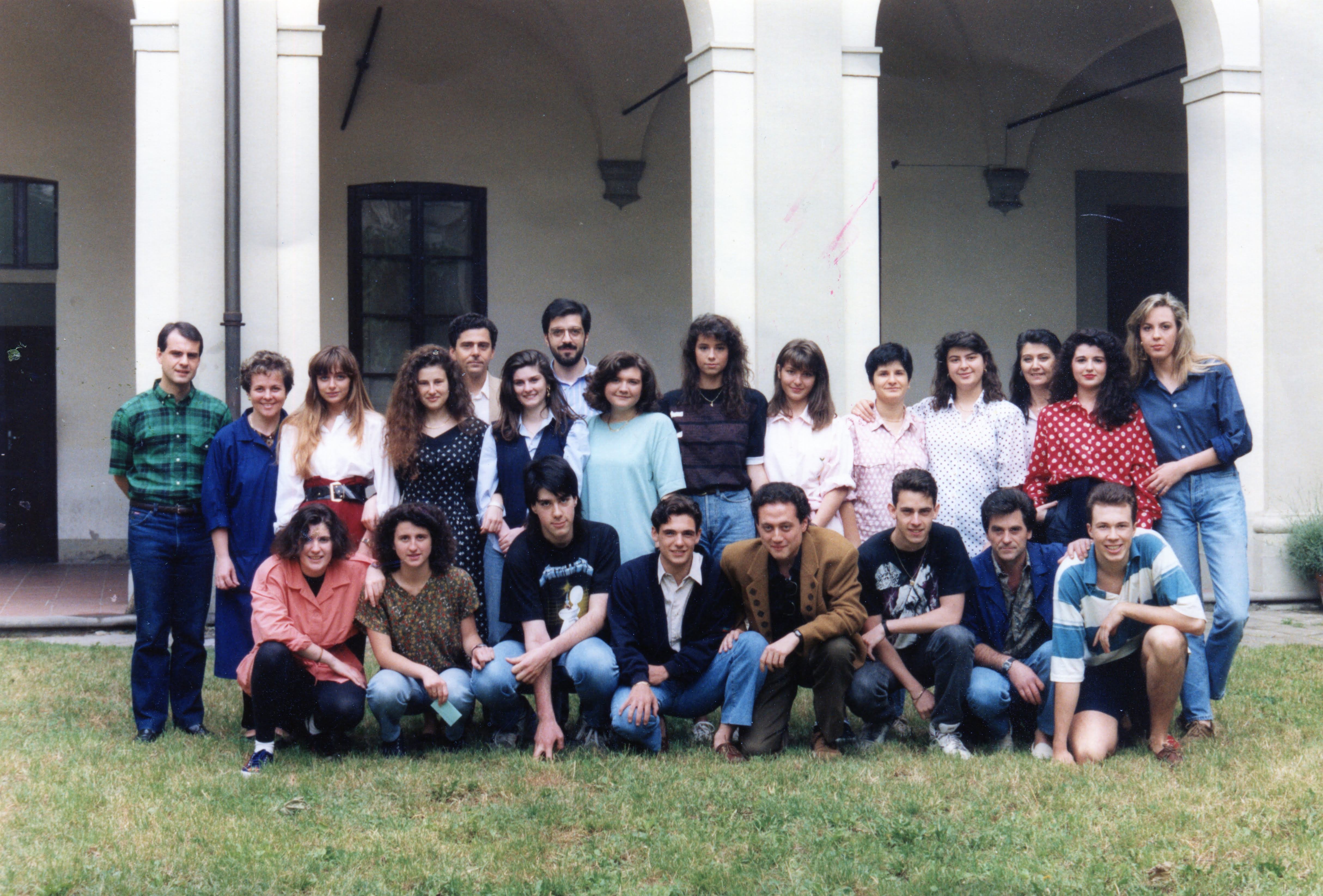 Ultimo anno di liceo classico, il quarto in basso da destra; il quinto in piedi da sinistra è il professore di filosofia e storia Fusari 1992 Ultimo anno di liceo classico, il quarto in basso da destra; il quinto in piedi da sinistra è il professore di filosofia e storia Fusari 1992