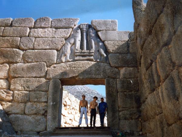 Con amici sotto la Porta dei leoni di Micene; il primo da sinistra 1997 Con amici sotto la Porta dei leoni di Micene; il primo da sinistra 1997