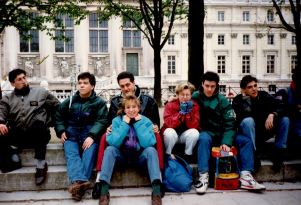 Una gita scolastica, Parigi, al centro con il giubbotto nero 1992